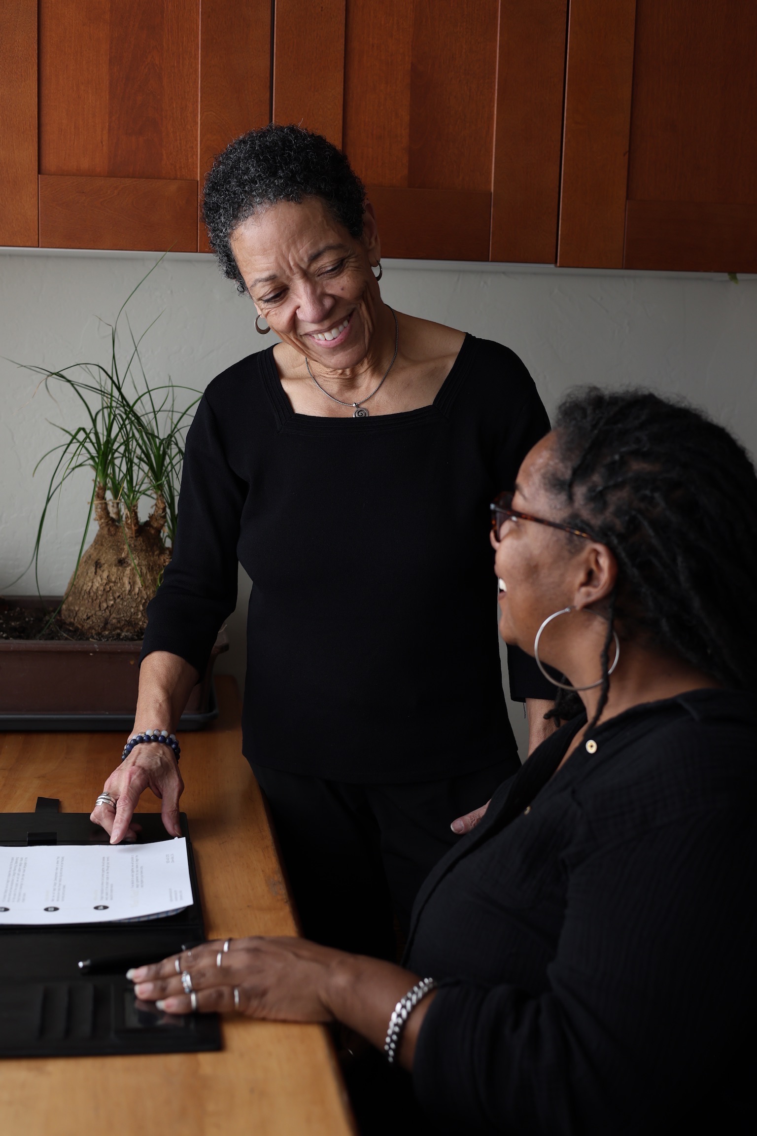 Sarita sharing a warm coaching moment with an entrepreneur